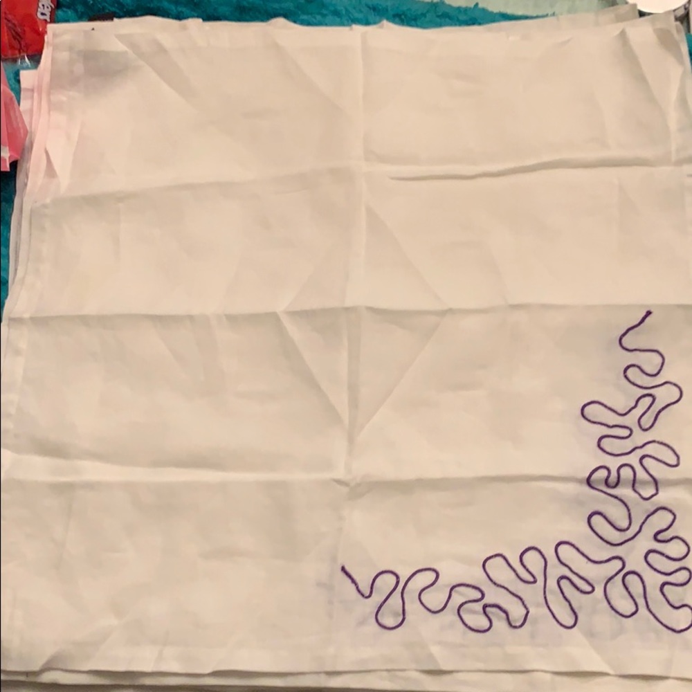 Kim Seybert White linen w/ purple & silver design